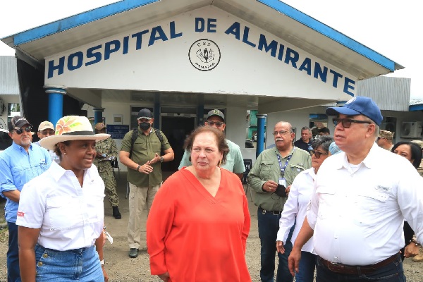 La embajadora de Estados Unidos en Panamá, Maricarme Aponte, junto a Enrique Lau supevisan el avance del hospital de Almirante. Foto. Cortesía CSS