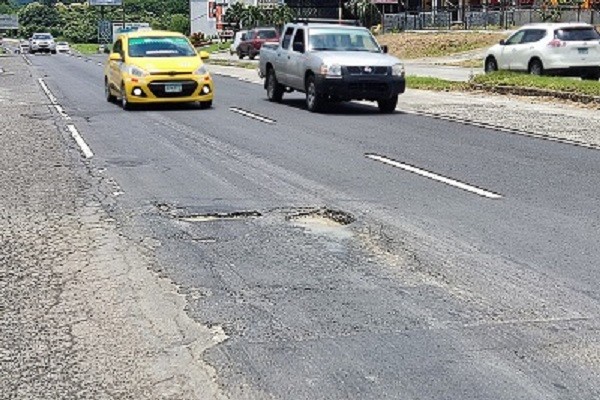La vía hacia Punta Chame muestra un avanzado deterioro. Foto: Eric A. Montenegro.,