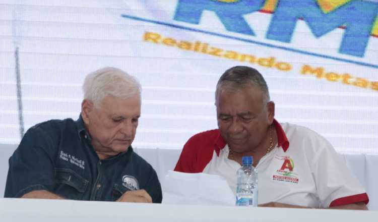 Ricardo Martinelli y José Muñoz firman el documento que sella la unión entre Realizando Metas y el Partido Alianza de cara a los comicios de 2024.  Víctor Arosemena 