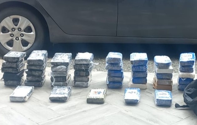 Un total de 45 paquetes de droga llevaba la funcionaria en el vehículo. Foto: DIomedes Sänchez 