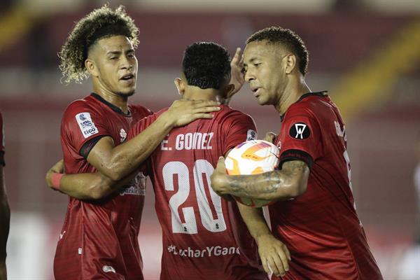 Emmanuel Gómez (c) de San Miguelito celebra su gol ante Verdes, junto a Michael Casazola (izq.) y Gabriel Torres. Foto: EFE