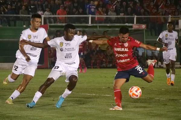 Bryan Lemus del Xelajú de Guatemala (der.) disputa el balón contra Jean Montenegro (2-i) del CAI de Panamá. Foto: EFE