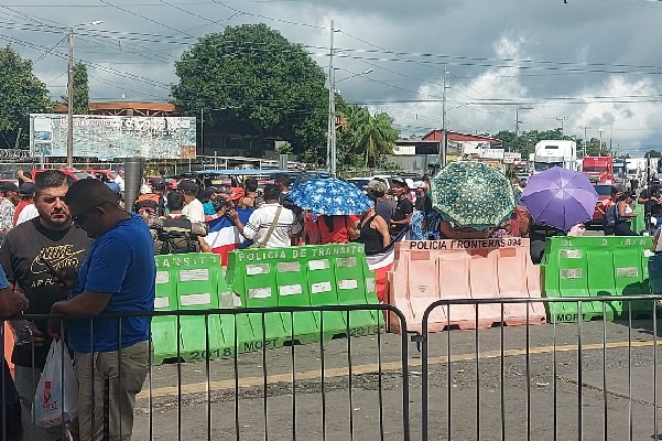 Los ticos mantuvieron la protesta desde las 9:00 de la mañana hasta pasadas las 10:30, cuando autoridades ticas realizaron un acercamiento para hablar sobre el tema. Foto: José Vásquez