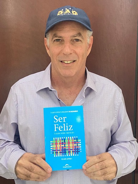 El libro de Zafrani explora la importancia de la felicidad en la vida de cada ser humano y comparte herramientas prácticas para alcanzarla. Foto: Cortesía