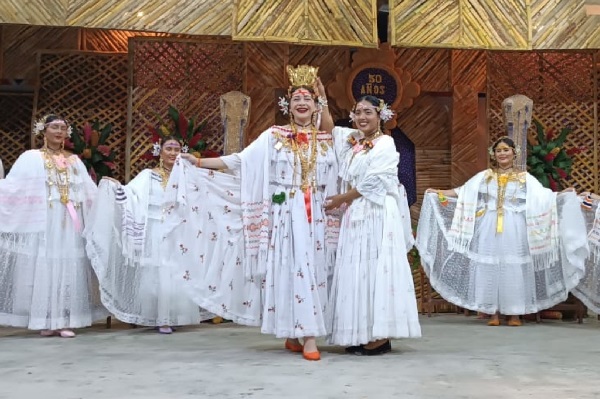 Con la coronación de la reina dorada del festival nacional del Manito, Ericka González, inició un ciclo de actividades culturales y festivas. Foto. Thays Domínguez