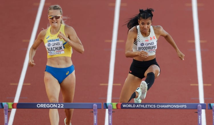 Gianna Woodruff (der.) correrá en los 400 metros con vallas. Foto: EFE