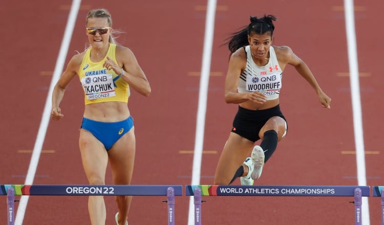 Gianna  Woodruff  (der.) correrá en los 400 metros con vallas. Foto: EFE