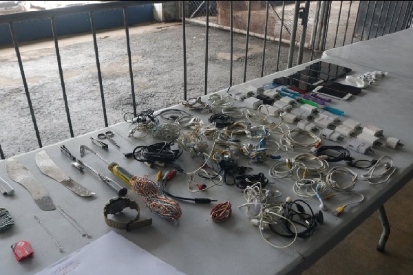 Durante la revisión en los diversos pabellones encontraron celulares y armas. Foto. Diomedes Sánchez
