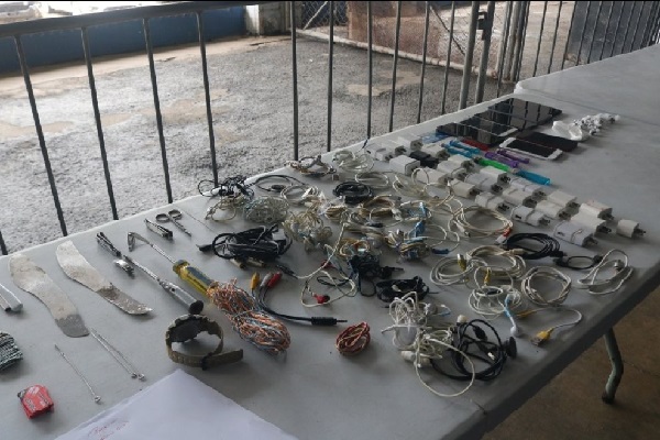 Durante la revisión en los diversos pabellones encontraron celulares y armas. Foto. Diomedes Sánchez