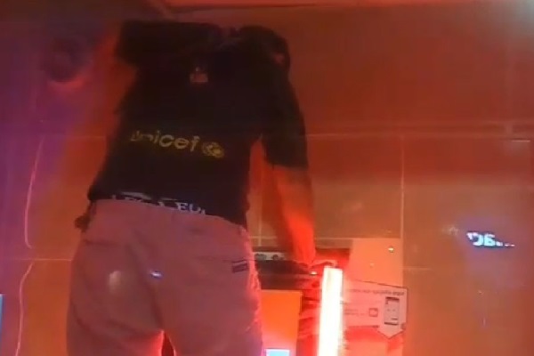 El hombre fue grabado por una mujer quien le avisó dela presencia policial.