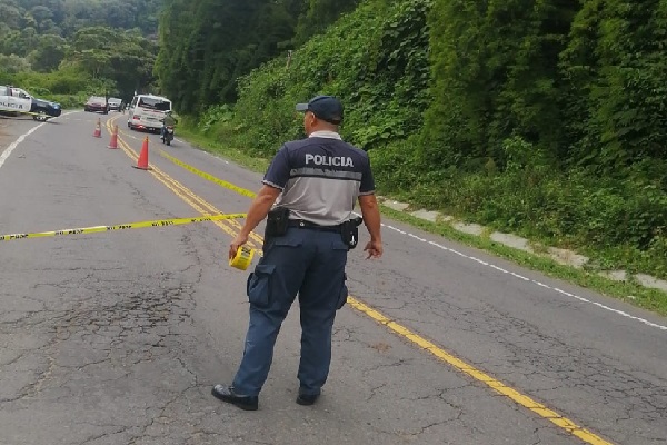 El cuerpo fue encontrado a orillas de la vía y se presume que se trata de un caso de atropello y fuga que ocurrió en horas de la madrugada. Foto. José Vásquez