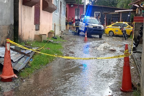 El cuerpo de alías 'Mono' quedó tirado en una de las calles interna de la comunidad de Pueblo Nuevo. Foto. Diomedes Sánchez