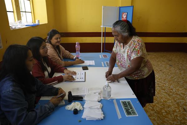 Una persona acude a votar para la segunda vuelta de las elecciones presidenciales hoy, en Ciudad de Guatemala.