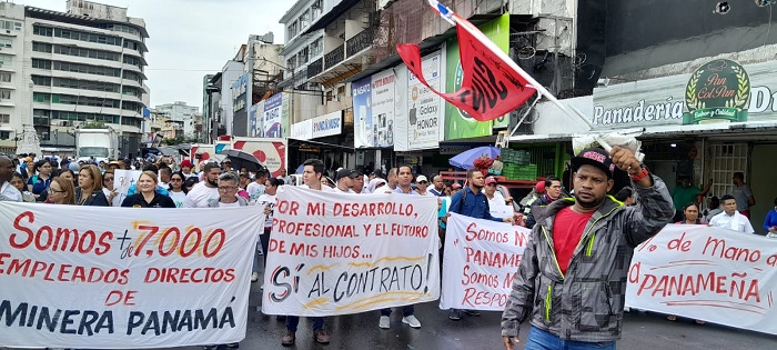 Trabajadores de la mina expresaron su apoyo al contrato frente a la Asamblea. Foto: Víctor Arosemena