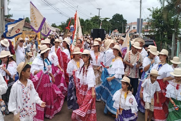 Participaron las delegaciones de las comunidades, encabezadas por estudiantes, docentes y padres de familia de los centros educativos de los ocho corregimientos del distrito de Ocú. Foto. Thays Domínguez