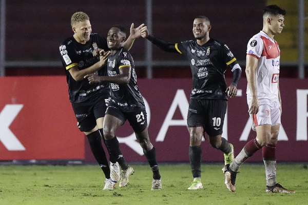 Jefferson Morillo del (Cent.) festeja su gol ante Real Estelí. Foto: EFE 