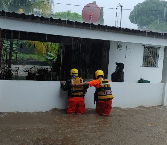 Personal de Sinaproc y Cruz Roja estuvo en Las Margaritas, donde hubo inundaciones. Foto: Cortesía Sinaproc