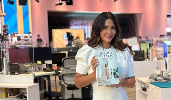 Katherine Pérez posa con libro. Foto: Instagram / @bykatherineperez