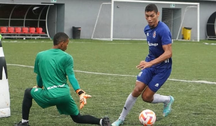 Valentín Pimentel (der.) durante los entrenamientos del Sporting. Foto: @Sporting SM