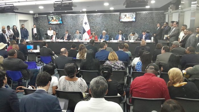 El lunes pasado fue aprobada la metodología de discusión del contrato en la comisión de Comercio. Foto: Víctor Arosemena