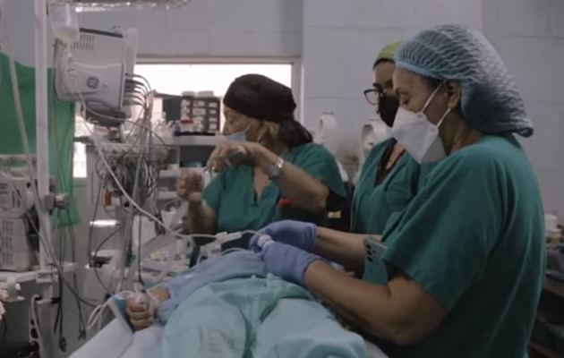  A lo largo de su carrera profesional ha realizado numerosos procedimientos complejos. Foto / Captura de pantalla de video Hospital del Niño.