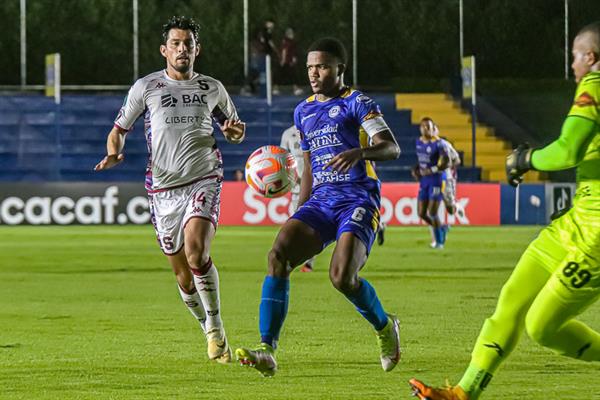 Kevin Calderón de Universitario (cent.) disputa el balón con Ariel Rodríguez de Saprissa. Foto:EFE