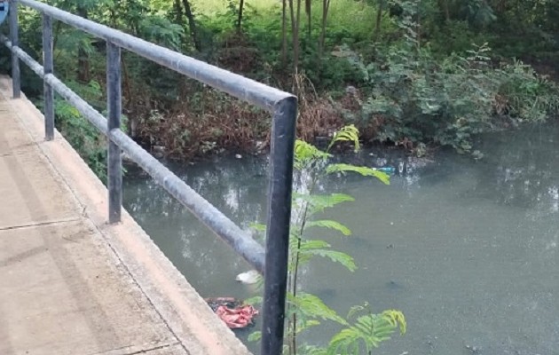 La fuente de agua está completamente contaminada con aguas negras. Foto: Thays Domínguez