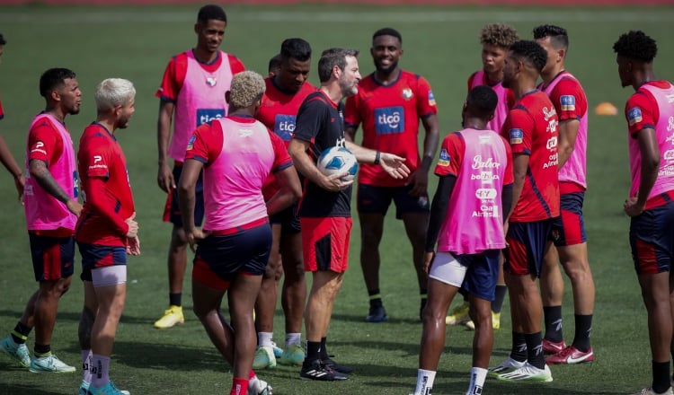 Thomas Christiansen, técnico de Panamá en los entrenamientos en el 'Cascarita' Tapia. Foto: EFE