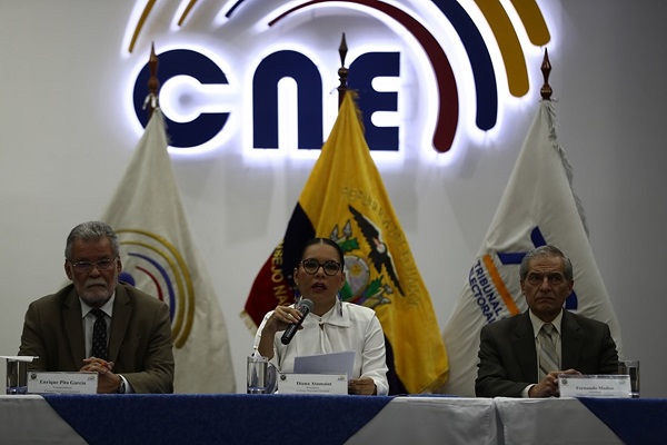 Imagen de archivo de la presidenta del Consejo Nacional Electoral, Diana Atamaint (c) en Quito (Ecuador). Foto: EFE/ José Jácome
