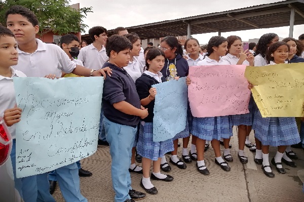 Los estudiantes de premedia y media asistirán como medida de presión, pero sin acudir a las aulas escolares. Foto. Thays Domínguez