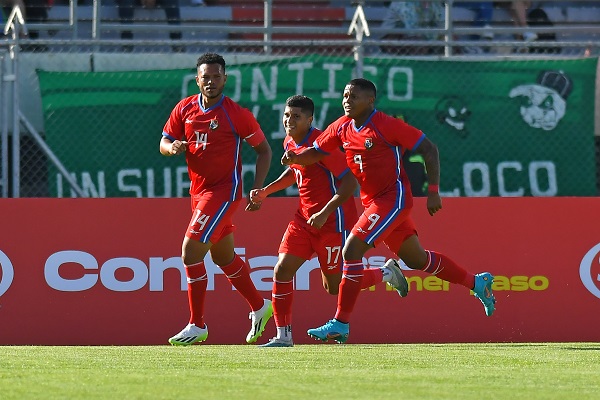 Kahiser Lenis (9) festeja uno de sus goles contra Bolivia. Foto: EFE