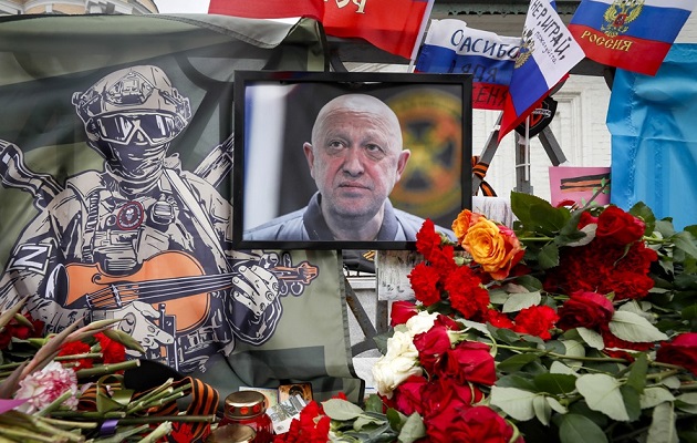 Un retrato del jefe de PMC Wagner, Yevgeny Prigozhin, en un monumento informal a él en Moscú. Foto: EFE