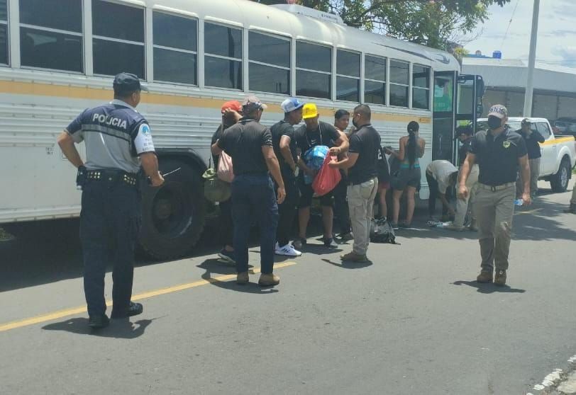 Fueron trasladados en buses y carros del Servicio Nacional de Migración hasta el sector limítrofe de Paso Canoas. Foto. José Vásquez