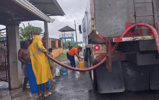 El Gobierno adeuda unos 20 millones de dólares a los proveedores de este servicio de distribución de agua. Foto: Diomedes Sánchez