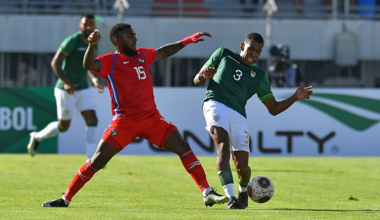 Ricardo Phillips hijo (izq.) de buen partido ante Bolivia. Foto: EFE 