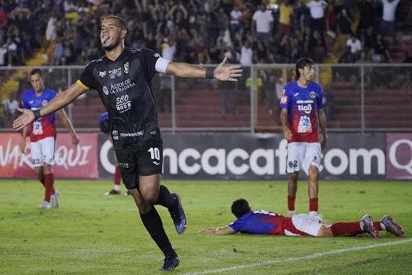Rafael Águila de Independiente celebra su gol ante FAS. Foto: EFE