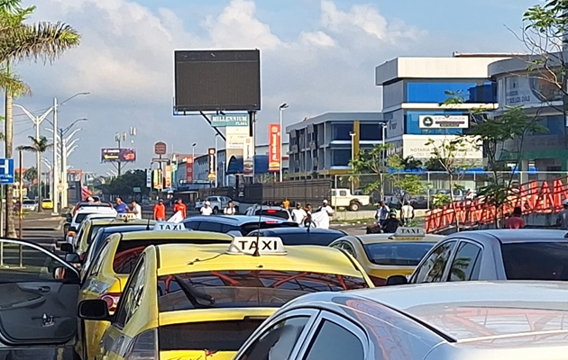 Coloneses salen a protestar exigiendo mejoras Coloneses salen a protestar exigiendo mejoras