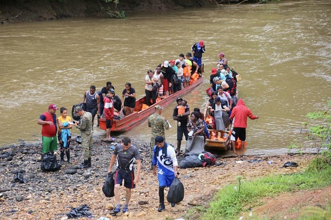 Los migrantes se exponen a situaciones que ponen en riesgo su vida al cruzar el Tapón de Darién, como robos, violaciones y asesinatos. Foto: Cortesía Migración