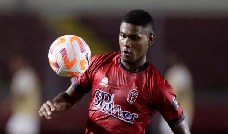 Jorlian Sánchez de Sporting San Miguelito controla el balón, su equipo enfrenta al Olancho de Honduras. Foto: EFE