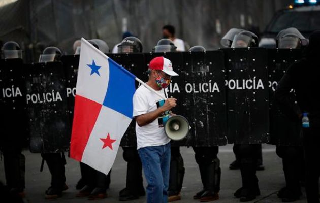 Personas se enfrentan con la policía durante una protesta en contra de la minería. Foto: EFE