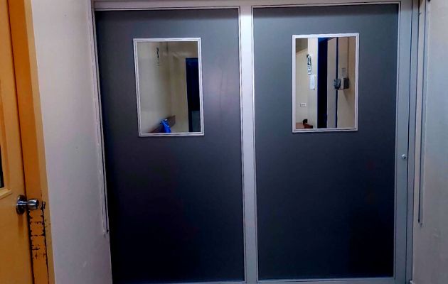 El reemplazo de la puerta principal de acceso al salón de operaciones. Foto: Cortesía El reemplazo de la puerta principal de acceso al salón de operaciones. Foto: Cortesía