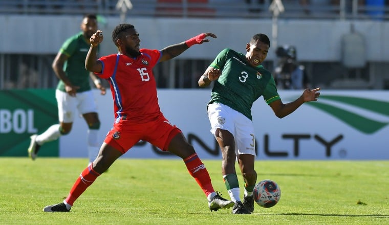 Ricardo Phillips hijo (izq.) de buen partido ante Bolivia. Foto: EFE Ricardo Phillips hijo (izq.) de buen partido ante Bolivia. Foto: EFE