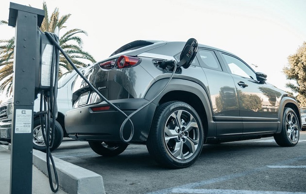 Los hombres machistas prefieren los autos tradicionales sobre los eléctricos. Foto: Pexels