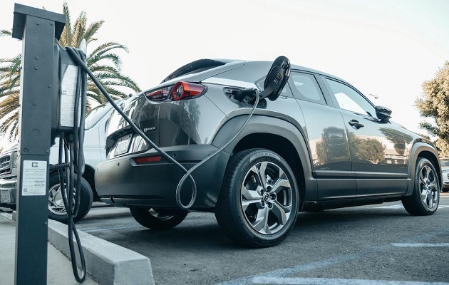 Los hombres machistas prefieren los autos tradicionales sobre los eléctricos.  Foto: Pexels