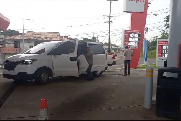 Los sicarios esperaron a que otras personas que viajaban en el vehículo se bajaran y entrarán al local comercial, para cometer el crimen. Doto. Eric Montenegro