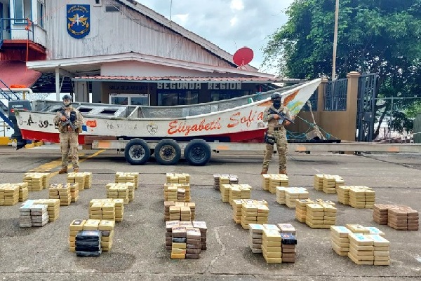 Tras el aseguramiento de la embarcación y sus tripulantes, se logró observar en el interior cierta cantidad de sacos de presunta droga. Foto. Senan