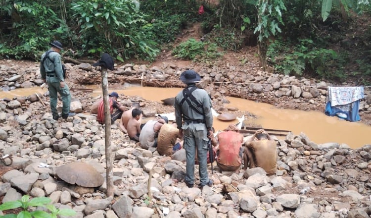 Los mineros ilegales utilizan químicos que pueden afectar las reservas hídricas, que son fuentes de abastecimiento de agua potable. Foto: Cortesía/MiAmbiente