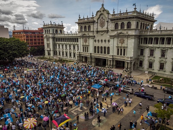 Fotografía aérea durante una protesta en la plaza central de Guatemala, frente al Palacio Nacional de la Cultura. Foto: EFE/ Esteban Biba