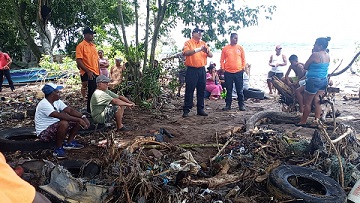 El Sinaproc inspeccionó el asentamiento informal de Kosovo, en Puerto Caimito, La Chorrera, afectado por el oleaje. Foto: Eric A. Montenegro