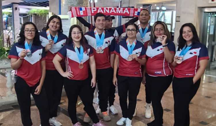 La representación panameña en  tiro con arco muestra las medallas. Foto: Cortesía